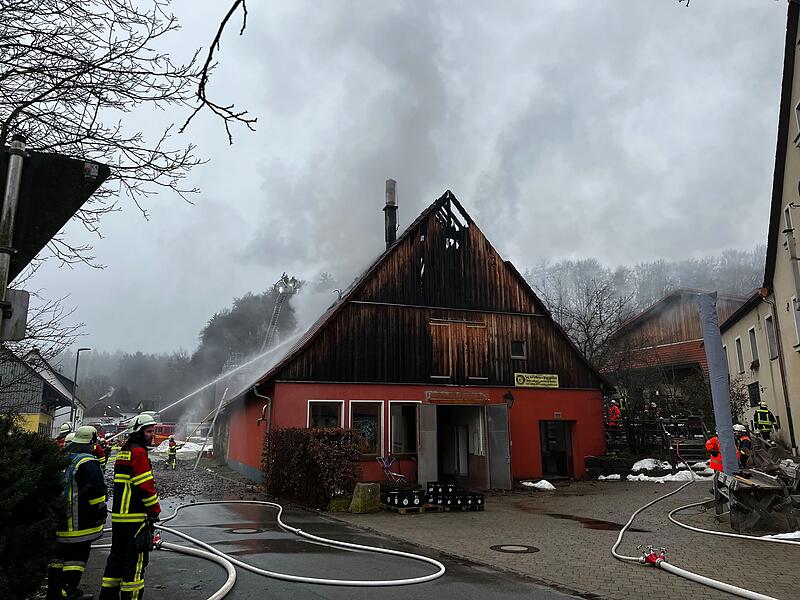 Dachstuhl von fränkischer Traditionsbrauerei steht in FlammenDachstuhl von fränkischer Traditionsbrauerei steht in Flammen