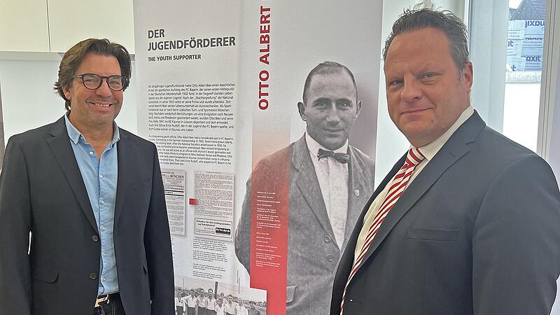 OB Ingo Lehmann und Daniel Maaß bei der Eröffnung der Ausstellung „Verehrt, Verfolgt, Vergessen“ vor dem Porträt des Jugendtrainers Otto Albert Beer, der wie auch seine Familie von den Nazis ermordet wurde.