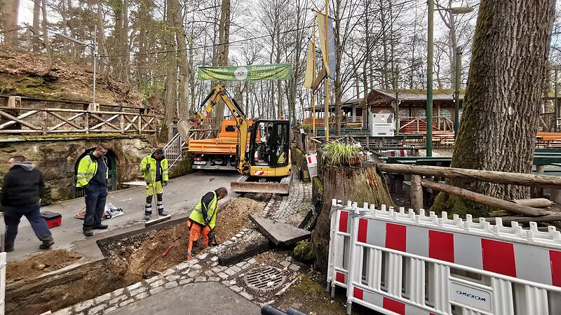 Am Forchheimer Kellerwald reißen Arbeiter aktuell den Weg auf, um Rohre für Glasfaserkabel zu verlegen.