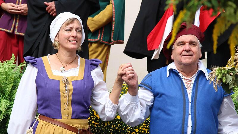 Monika Petsch hat Thomas Malz an die Hand genommen und bei seinem ersten Auftritt als Schnitter beim Heimatspiel &bdquo;Die Schutzfrau von M&uuml;nnerstadt&ldquo; begleitet.