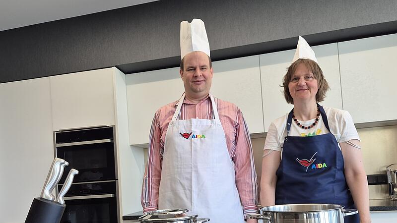 Sebastian Schulz und Anette aus Zeil am Main: Das Duo ist als "Die Essenchecker" ein Erfolgshit in den sozialen Medien. Sebastian Schulz und Anette aus Zeil am Main: Das Duo ist als "Die Essenchecker" ein Erfolgshit in den sozialen Medien.