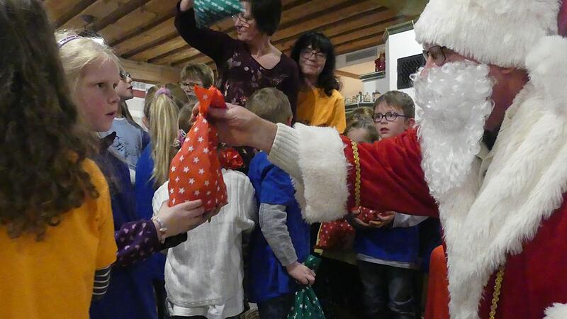 Der Nikolaus alias Reinhard Grasse beschenkte auch die Kinder des Matthias-Claudius-Kindergartens in Höchstadt.