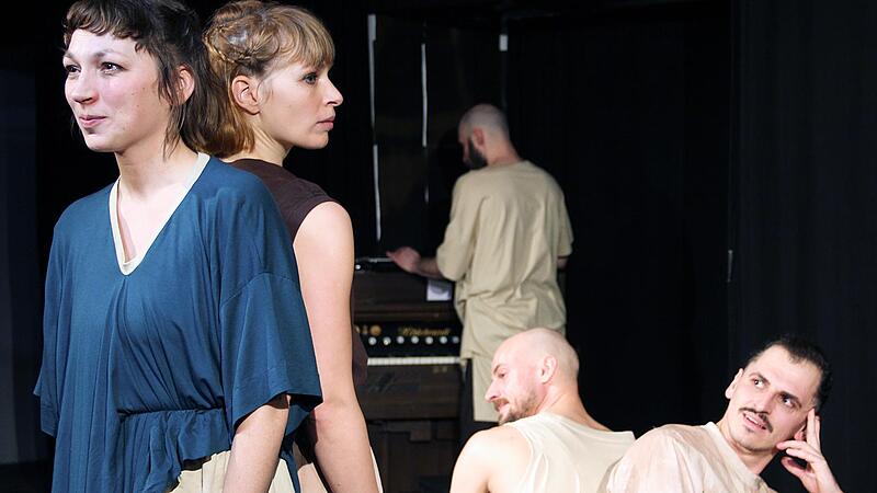 Verstrickt in dunkle Machenschaften (von links): Ismene (Aline Joers, Johanna Knefelkamp), Stephan Goldbach (Musik), Judas (Valentin Bartzsch, Martin Habermeyer)