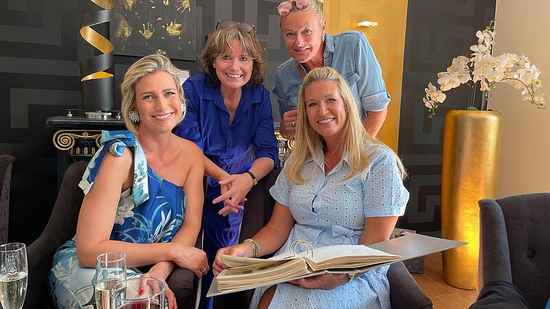 Kurz vor dem Rakoczy-Fest 2025 in Bad Kissingen treffen sich Quellenköniginnen aus sieben Jahrzehnten und schwelgen in Erinnerungen. Von links: Stephanie Graf (2004), Anja Künzl (1982), Maike Back (1984) und Nicole Fischer (1993) mit einem alten Fotoalbum.