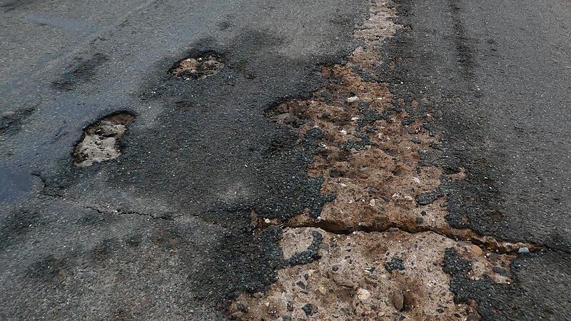 Einige Gemeindestraßen sind ein Sanierungsfall. Einige Gemeindestraßen sind ein Sanierungsfall.