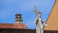 Der Storch steht wieder im Nest beim Bamberger Dom.