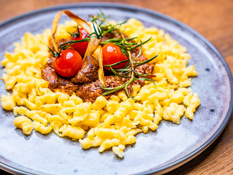 Landfrauenküche 2024 zu Gast in GräfenbergBrauerei Friedmann bei Landfrauenküche Omas Spezialrezept: Rinder-Bier-Gulasch mit Spätzle.