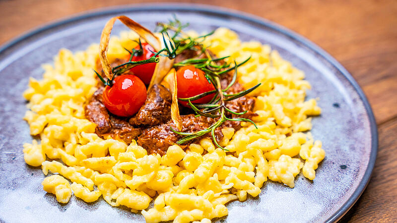 Landfrauenküche 2024 zu Gast in GräfenbergBrauerei Friedmann bei Landfrauenküche Omas Spezialrezept: Rinder-Bier-Gulasch mit Spätzle.