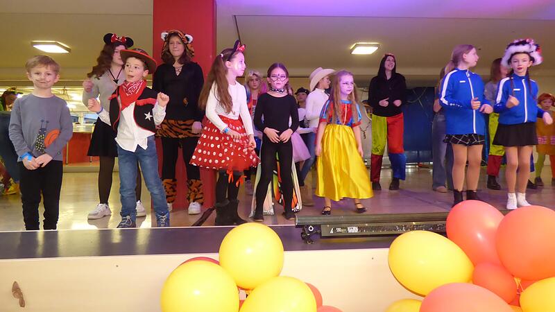 Viele Kinder tanzten auf der Bühne.Forchheim & Fränkische Schweiz Viele Kinder tanzten auf der Bühne.Forchheim & Fränkische Schweiz
