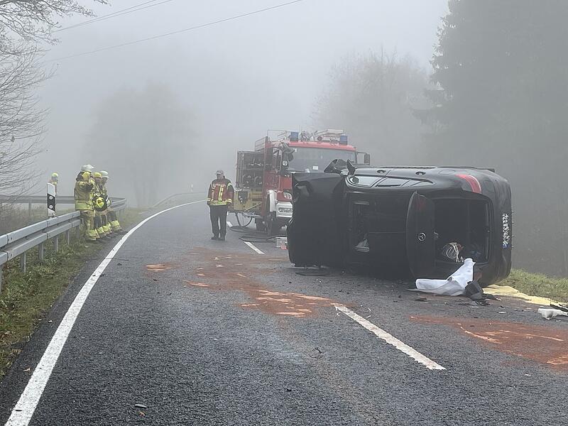 Bei einem Frontalzusammenstoß am Sonntagmorgen zwischen Langenleiten und Wildflecken (Lkr. Bad Kissingen) sind eine 19-Jährige und ihre 16-jährige Beifahrerin ums Leben gekommen.