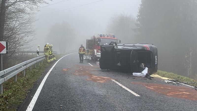 Bei einem Frontalzusammenstoß am Sonntagmorgen zwischen Langenleiten und Wildflecken (Lkr. Bad Kissingen) sind eine 19-Jährige und ihre 16-jährige Beifahrerin ums Leben gekommen.