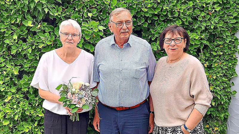Rita und Armin Schmidt aus Prappach feierten ihre Goldene Hochzeit. Zu den Gratulanten zählte auch Stadträtin Claudia Glückert (rechts), die die Glückwünsche der Stadt Haßfurt überbrachte. Christian Licha Rita und Armin Schmidt aus Prappach feierten ihre Goldene Hochzeit. Zu den Gratulanten zählte auch Stadträtin Claudia Glückert (rechts), die die Glückwünsche der Stadt Haßfurt überbrachte. Christian Licha