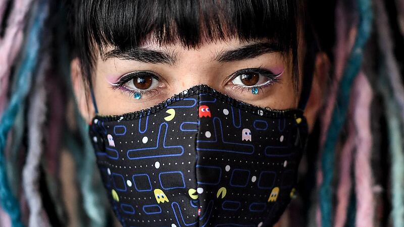 Bunte, oft selbst genähte Masken bestimmten das Bild zu Beginn der Corona-Pandemie. Doch wo sind sie geblieben? Bunte, oft selbst genähte Masken bestimmten das Bild zu Beginn der Corona-Pandemie. Doch wo sind sie geblieben?