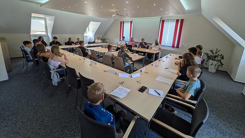 Der Jugendrat des Marktes Burkardroth bei einer ersten Sitzung im Sitzungssaal des Rathauses.