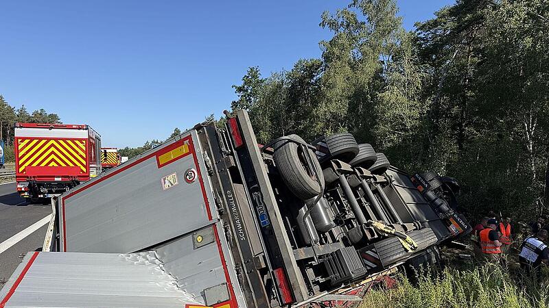 A73-Unfall bei Bamberg: Beladener Laster umgekippt - Fahrbahn gesperrt A73-Unfall bei Bamberg: Beladener Laster umgekippt - Fahrbahn gesperrt