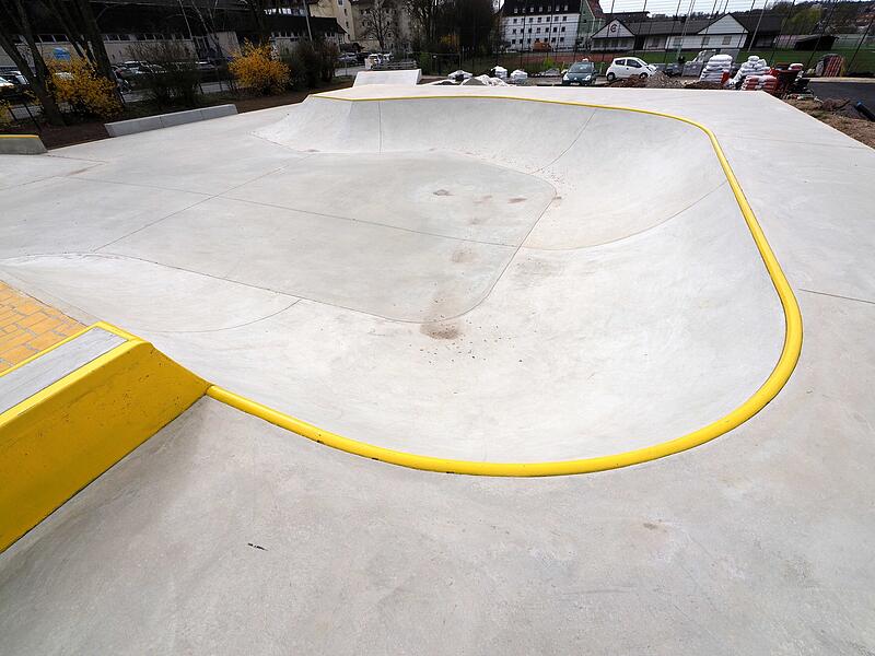 Skaterpark und Pumptrack in der neuen Trendsportanlage gegenüber des Hallenfreibades sind nahezu fertiggestellt. Bis zur Eröffnung am 11. Mai kommen noch Boulderwand, Parcourelemente und ein Basketballfeld hinzu.