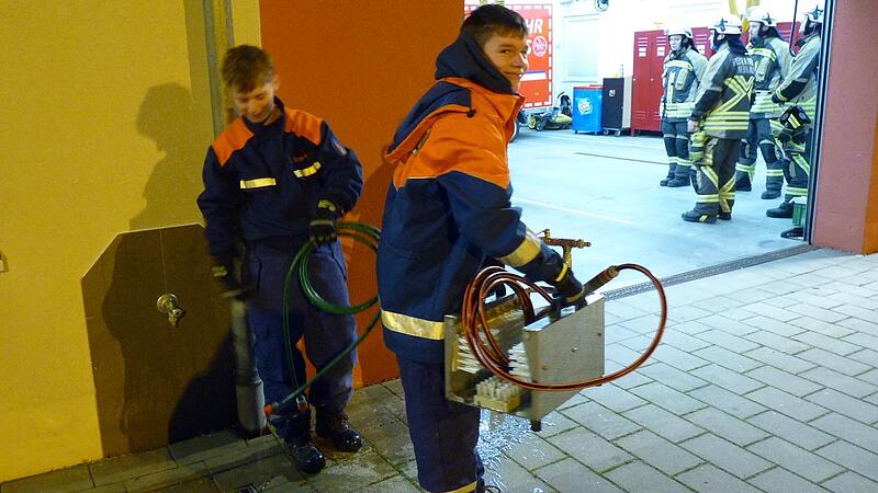 Auch das geh&ouml;rt zur Arbeit von Philipp und Lukas: Abschlie&szlig;en und Aufr&auml;umen der Stiefelwaschanlage in Adelsdorf