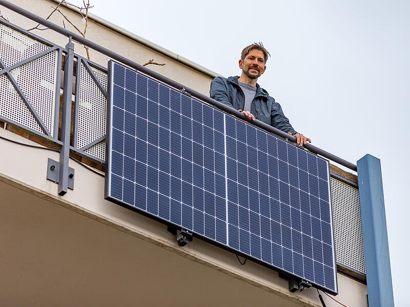 Balkonkraftwerk ForchheimForchheim & Fränkische Schweiz Zwei solcher Module hat Christoph Lurz an seinem Balkon angebracht.