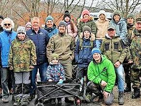 Diese Helferinnen und Helfer waren zum Säubern der Landschaft in Wildflecken unterwegs. Diese Helferinnen und Helfer waren zum Säubern der Landschaft in Wildflecken unterwegs.