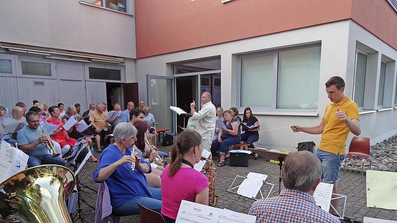 Knapp 80 Musiker müssen von den beiden Dirigenten (l.) Wolfgang Wirsching und Michael Stettner perfekt abgestimmt werden. Dabei ist Konzentration gefragt. Knapp 80 Musiker müssen von den beiden Dirigenten (l.) Wolfgang Wirsching und Michael Stettner perfekt abgestimmt werden. Dabei ist Konzentration gefragt.
