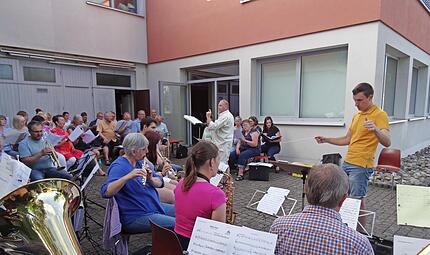 Knapp 80 Musiker m&uuml;ssen von den beiden Dirigenten (l.) Wolfgang Wirsching und Michael Stettner perfekt abgestimmt werden. Dabei ist Konzentration gefragt.