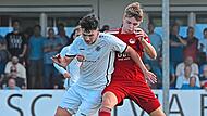 Der Coburger Max Lanzend&ouml;rfer (rechts) spitzelt dem Eberdorfer Florian Seiler den Ball weg. Punkte gab es f&uuml;r den FCC am ersten Spieltag in der Fremde allerdings nicht. In Burgebrach sollen welche her. Hagen Lehmann