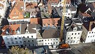 Das ehemalige Schachenmayer-Verlagsgeb&auml;ude zu Beginn des Umbaus: Der Geb&auml;udeteil Theresienstra&szlig;e 17 (die beiden H&auml;user links vom Kran), wird f&uuml;r zwei Millionen Euro saniert, die 19 (rechts vom Kran) steht aktuell leer und ist als n&auml;chstes an der R...