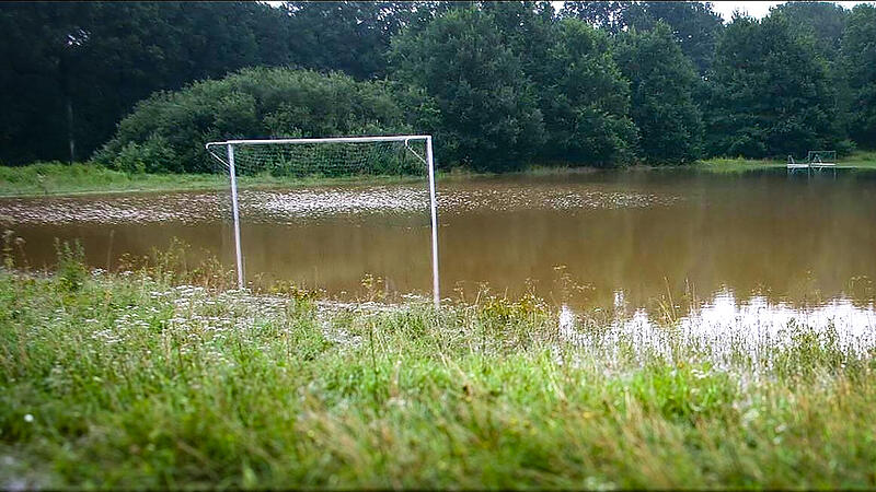 Der überflutete DJK-Platz in Kersbach im Juli 2007: Solche Bilder soll es mit dem geplanten Hochwasserschutz künftig nicht mehr geben.Forchheim & Fränkische Schweiz Der überflutete DJK-Platz in Kersbach im Juli 2007: Solche Bilder soll es mit dem geplanten Hochwasserschutz künftig nicht mehr geben.Forchheim & Fränkische Schweiz