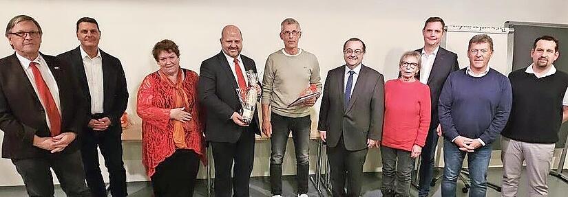 Gerhard Geber (Mitte) wurde von den BRK-Verantwortlichen f&uuml;r 225 Blutspenden geehrt.