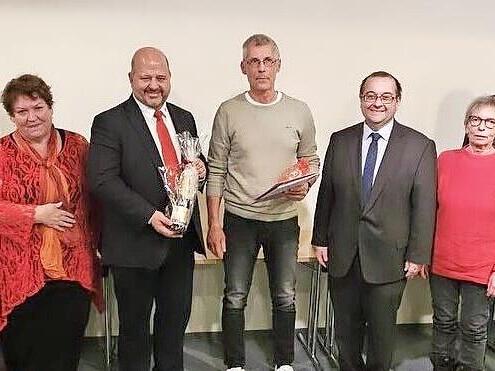 Gerhard Geber (Mitte) wurde von den BRK-Verantwortlichen f&uuml;r 225 Blutspenden geehrt.