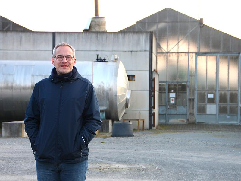 Klimamanager Stefan Richter steht vor den Treibh&auml;usern, wo bald ein Wohnquartier entstehen soll.