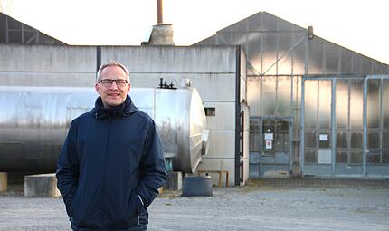 Klimamanager Stefan Richter steht vor den Treibh&auml;usern, wo bald ein Wohnquartier entstehen soll.