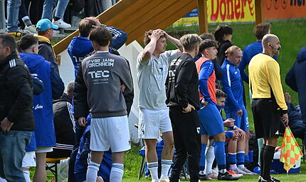Trauer und Entsetzen bei den Akteuren der SpVgg Jahn Forchheim. Am letzten Spieltag entriss M&uuml;nchberg der Ebert-Elf die Aufstiegsrelegation.