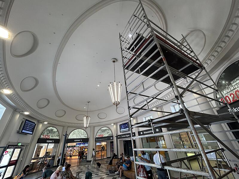 Bahnhof in Coburg In der Eingangshalle des Coburger Bahnhofs musste die historische Decke aufwendig saniert werden. Jetzt ist der Großteil der Arbeiten abgeschlossen. Das Gerüst wurde abgebaut, für letzte Restarbeiten wird lediglich noch ein mobiles Malergerüst benötigt.