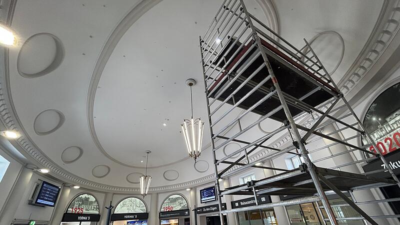 Bahnhof in Coburg In der Eingangshalle des Coburger Bahnhofs musste die historische Decke aufwendig saniert werden. Jetzt ist der Großteil der Arbeiten abgeschlossen. Das Gerüst wurde abgebaut, für letzte Restarbeiten wird lediglich noch ein mobiles Malergerüst benötigt.
