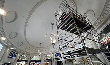 Bahnhof in Coburg In der Eingangshalle des Coburger Bahnhofs musste die historische Decke aufwendig saniert werden. Jetzt ist der Großteil der Arbeiten abgeschlossen. Das Gerüst wurde abgebaut, für letzte Restarbeiten wird lediglich noch ein mobiles Malergerüst benötigt.