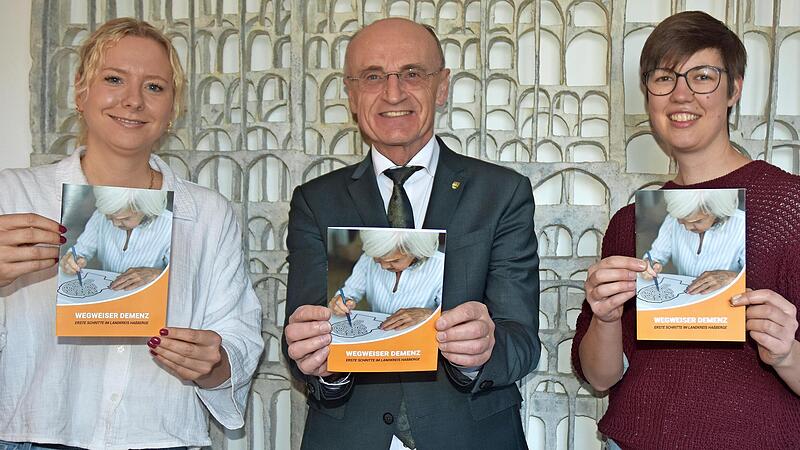 Präsentieren den neuen „Wegweiser Demenz“ für den Landkreis Haßberge (v.l.): Vera Ksinski, Pflegenetzwerk Haßberge, Landrat Wilhelm Schneider und Katrin Jung, Gerontopsychiatrische Vernetzung Main-Rhön. Präsentieren den neuen „Wegweiser Demenz“ für den Landkreis Haßberge (v.l.): Vera Ksinski, Pflegenetzwerk Haßberge, Landrat Wilhelm Schneider und Katrin Jung, Gerontopsychiatrische Vernetzung Main-Rhön.