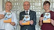 Pr&auml;sentieren den neuen &bdquo;Wegweiser Demenz&ldquo; f&uuml;r den Landkreis Ha&szlig;berge (v.l.): Vera Ksinski, Pflegenetzwerk Ha&szlig;berge, Landrat Wilhelm Schneider und Katrin Jung, Gerontopsychiatrische Vernetzung Main-Rh&ouml;n.