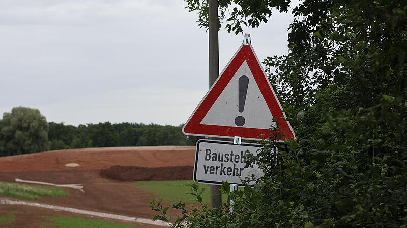 Hochwasserschutz Kersbach: Schild auf dem BaugeländeForchheim & Fränkische Schweiz Im Laufe dieses Jahres wird die Baumaßnahme Einfluss auf den Verkehr zwischen Kersbach und Effeltrich haben.