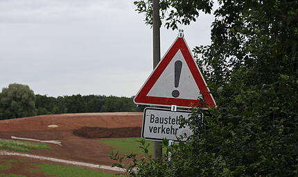 Hochwasserschutz Kersbach: Schild auf dem BaugeländeForchheim & Fränkische Schweiz Im Laufe dieses Jahres wird die Baumaßnahme Einfluss auf den Verkehr zwischen Kersbach und Effeltrich haben.