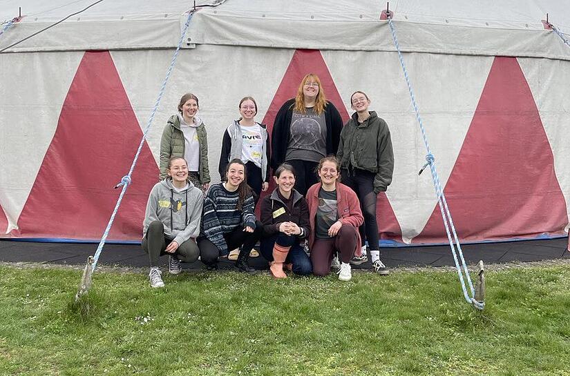 Acht neue Zirkustrainerinnen gibt es an der Jugendbildungsstätte Volkersberg: (Hinten  von links) Anja Waldau (Würzburg), Hannah Dorsch (Karlstadt), Paula Sofie Speyer (Würzburg), Carolin Blistyar (Würzburg), (vorne von links)  Julia Kircher (Bad ...