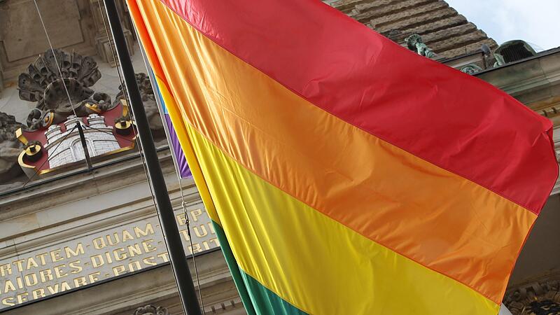 Streit um Regenbogenflaggen in Aschaffenburg