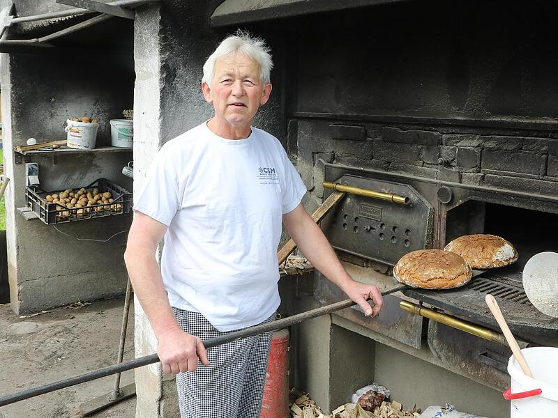 Werner Roppelt beim Backen seiner bekannten, traditionellen Holzofenbrote. Schweren Herzens musste er die Filiale mitten in Kirchehrenbach nun aufgeben.Forchheim & Fr&auml;nkische Schweiz