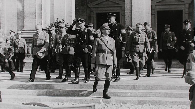 19. Oktober 1935: Der Reichskanzler und Nazi-Führer Adolf Hitler besucht die Stadt Coburg und stattet auch dem neu geschaffenen Ehrenmal am Schlossplatz einen Besuch ab. Es wurde drei Tage später eingeweiht. 19. Oktober 1935: Der Reichskanzler und Nazi-Führer Adolf Hitler besucht die Stadt Coburg und stattet auch dem neu geschaffenen Ehrenmal am Schlossplatz einen Besuch ab. Es wurde drei Tage später eingeweiht.