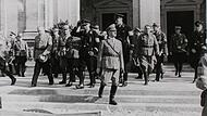 19. Oktober 1935: Der Reichskanzler und Nazi-Führer Adolf Hitler besucht die Stadt Coburg und stattet auch dem neu geschaffenen Ehrenmal am Schlossplatz einen Besuch ab. Es wurde drei Tage später eingeweiht.