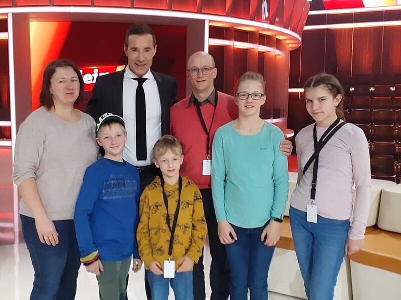 Moderator Kai Pflaume (hinten links) mit Martina Emil, Benno, Klaus und Sina Pieroth und Freundin Elena Trum. Moderator Kai Pflaume (hinten links) mit Martina Emil, Benno, Klaus und Sina Pieroth und Freundin Elena Trum.