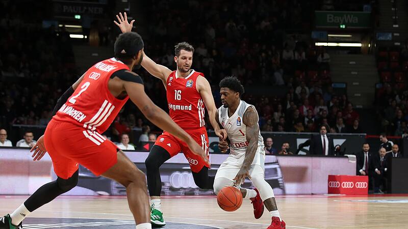 Patrick Miller hatten die Münchner um D.J. Seeley (l.) und Paul Zipser (hinten) unter Kontrolle. Der Bamberger Aufbauspieler kam diesmal nur auf sieben Punkte, verteilte aber neun Assists.