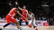 Patrick Miller hatten die Münchner um D.J. Seeley (l.) und Paul Zipser (hinten) unter Kontrolle. Der Bamberger Aufbauspieler kam diesmal nur auf sieben Punkte, verteilte aber neun Assists.