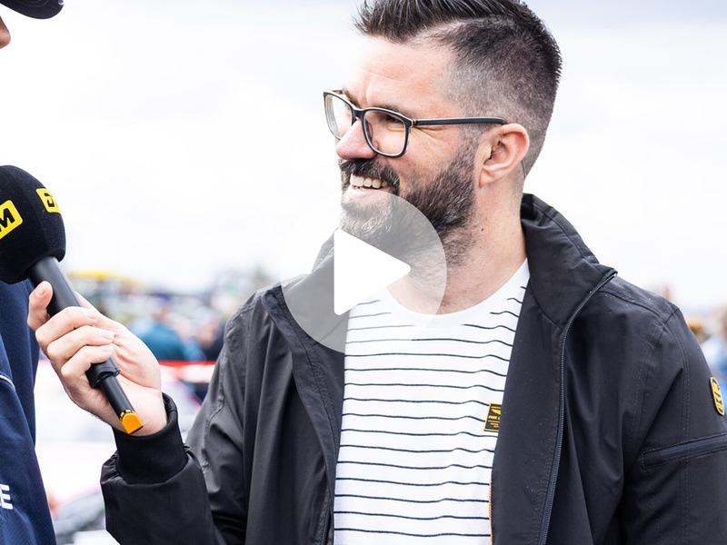 Die Stimme der DTM kommt aus Franken: Sportkommentator Tobias Schimon im Video-Interview.