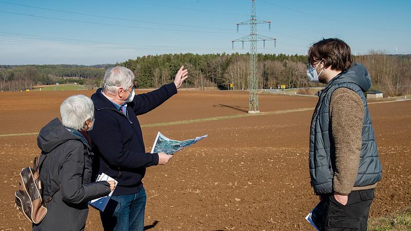 Mitglieder der Bürgerinitiative schildern Vertretern der Grünen Bamberg-Land vor Ort die Situation.